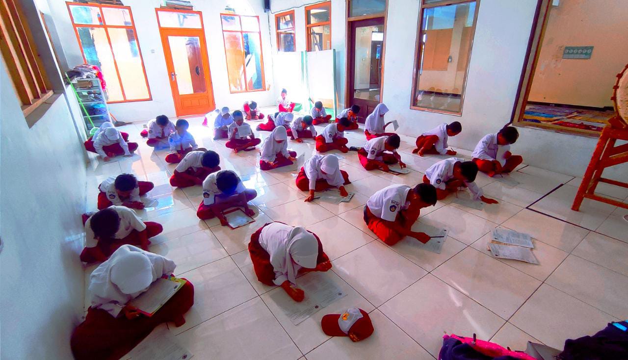 Miris! Bangunan Sekolah Rusak, Siswa SDN Sridadi 01 Brebes Ikuti Ujian PTS di Masjid 