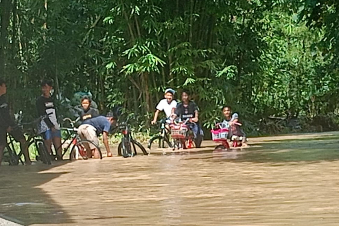 Tanggul Sungai Waridin Jebol, Banjir Rendam 695 Rumah di Kendal, 1 Warga Meninggal