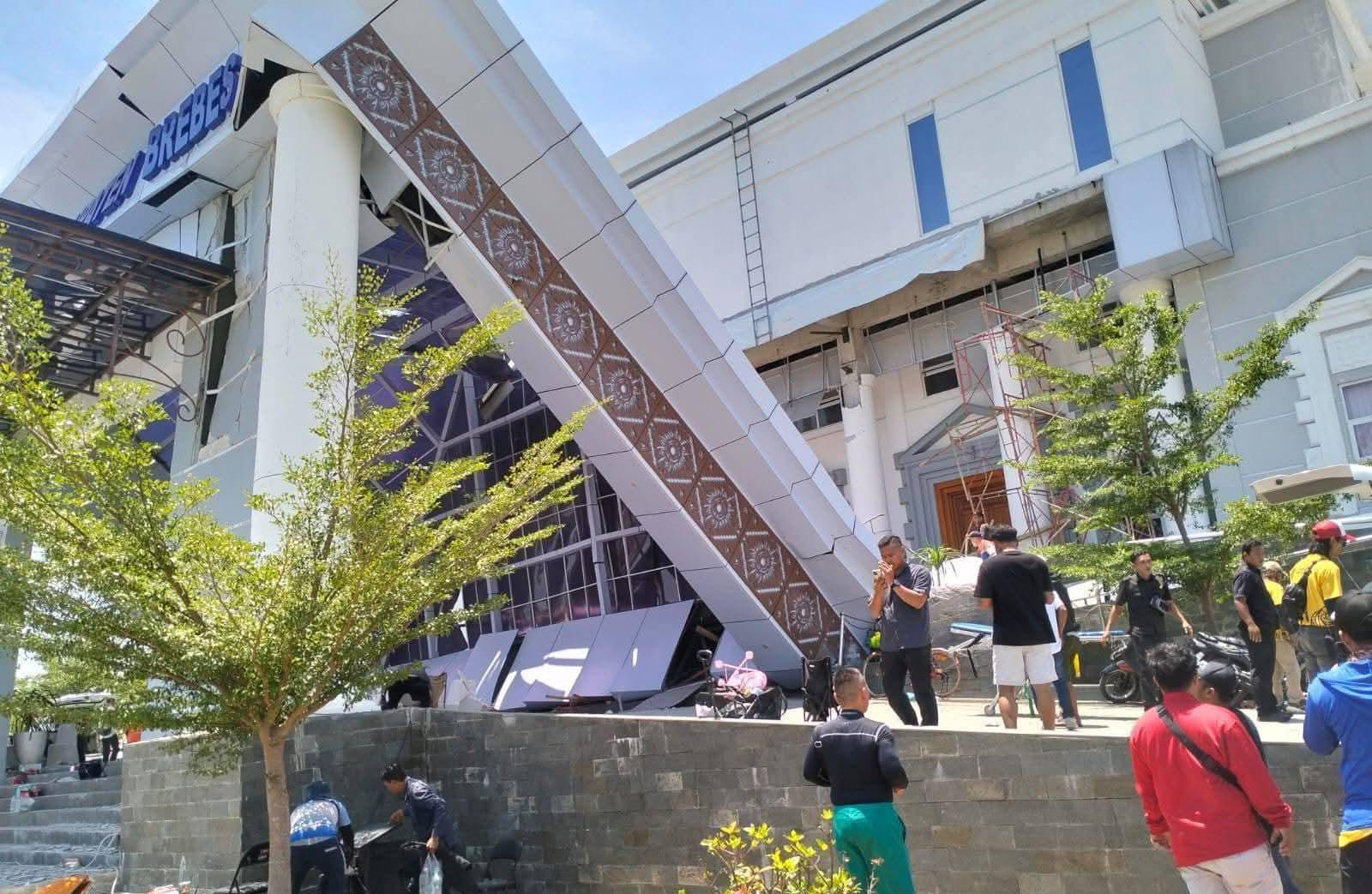 Bangunan KPT Brebes Senilai Rp110 Miliar Ambruk saat Perbaikan Atap, 3 Korban Dilarikan ke RS ‎