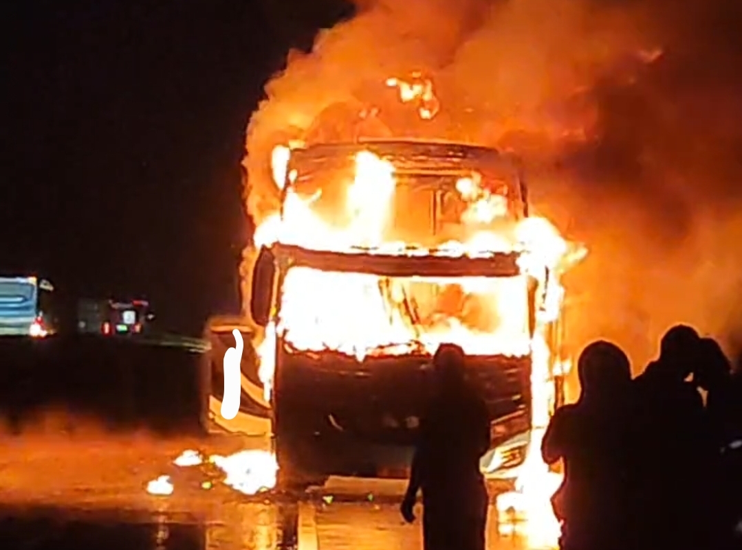 Bus PO Haryanto Ludes Terbakar di Tol Pemalang