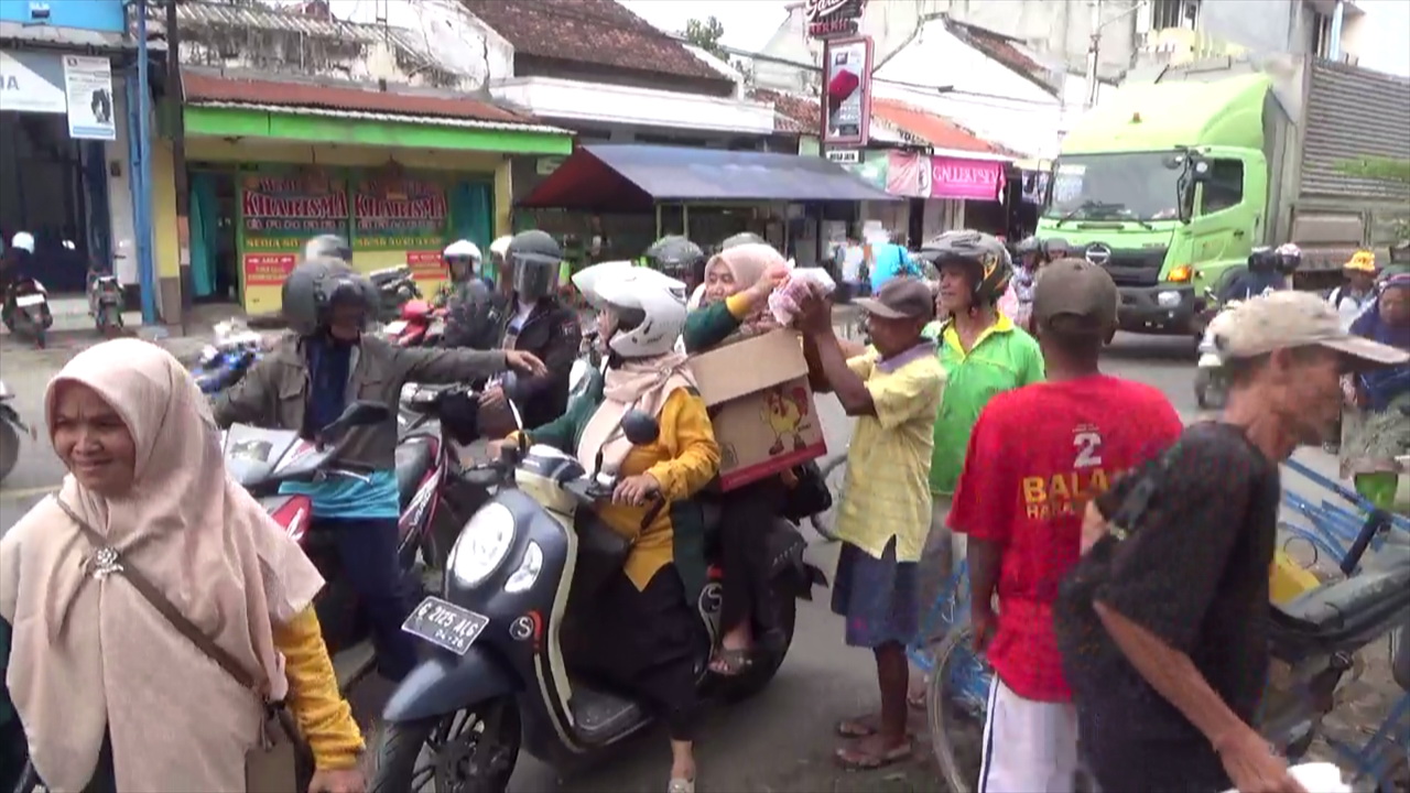 Gandeng  IIK Perhutani, KPH Pekalongan Barat Berbagi Takjil 