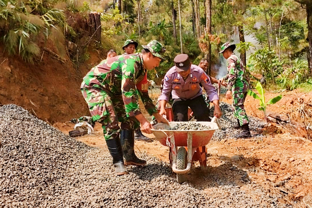 TNI-Polri dan Warga Kompak Mengaspal Jalan di Kabupaten Pemalang 