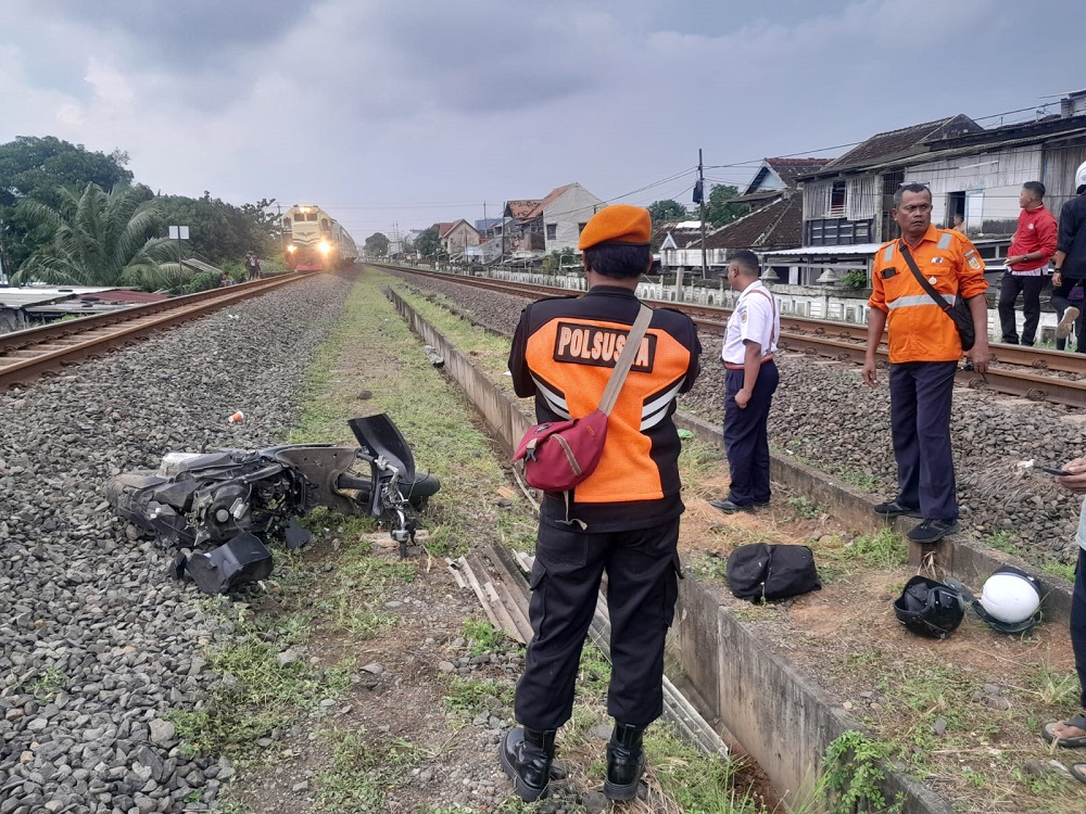 Diduga Trobos Palang Kereta, Siswi SMK Negeri 10 Semarang Tertemper KA Harina