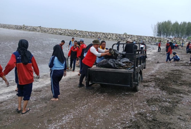 Warga SMK Negeri 2 Adiwerna Kabupaten Tegal Bersihkan Pantai Larangan 