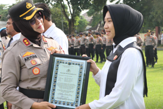 27 Anggota Polres Salatiga Terima Reward Kapolres