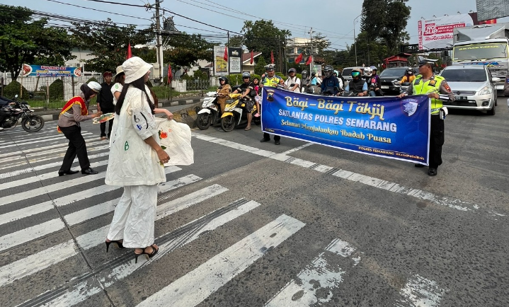 Model Bayu Ramli Peragakan Busana di Zebra Cross 'Nyambi' Bagikan Takjil