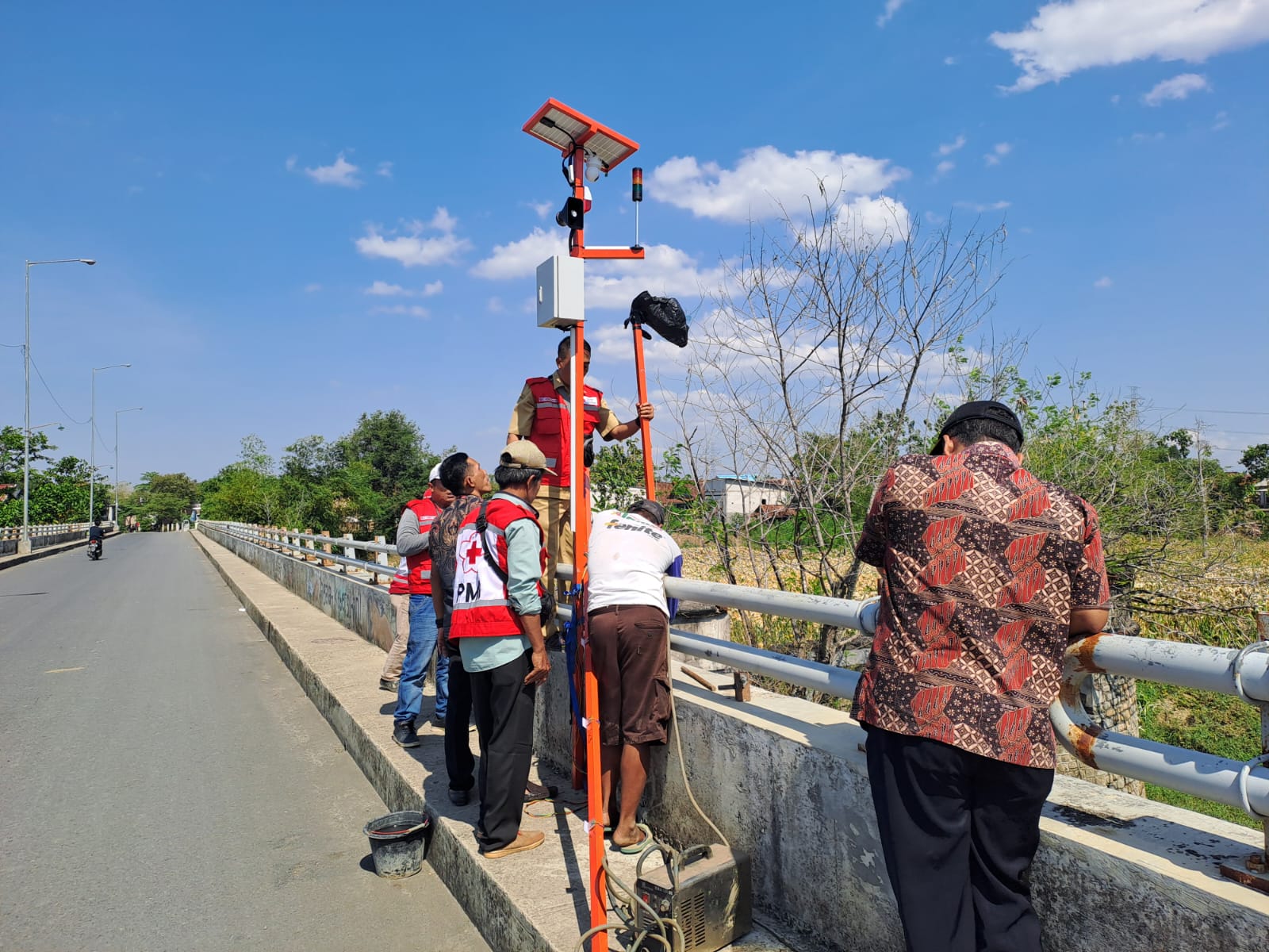 Atas Banjir, PMI dan Sibat Kabupaten Tegal Pasang Alat EWS di Sungai Rambut 