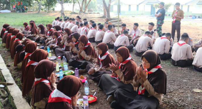 Puluhan Siswa SMPIT Insan Madani Digembleng Prajurit Kodam IV Diponegoro