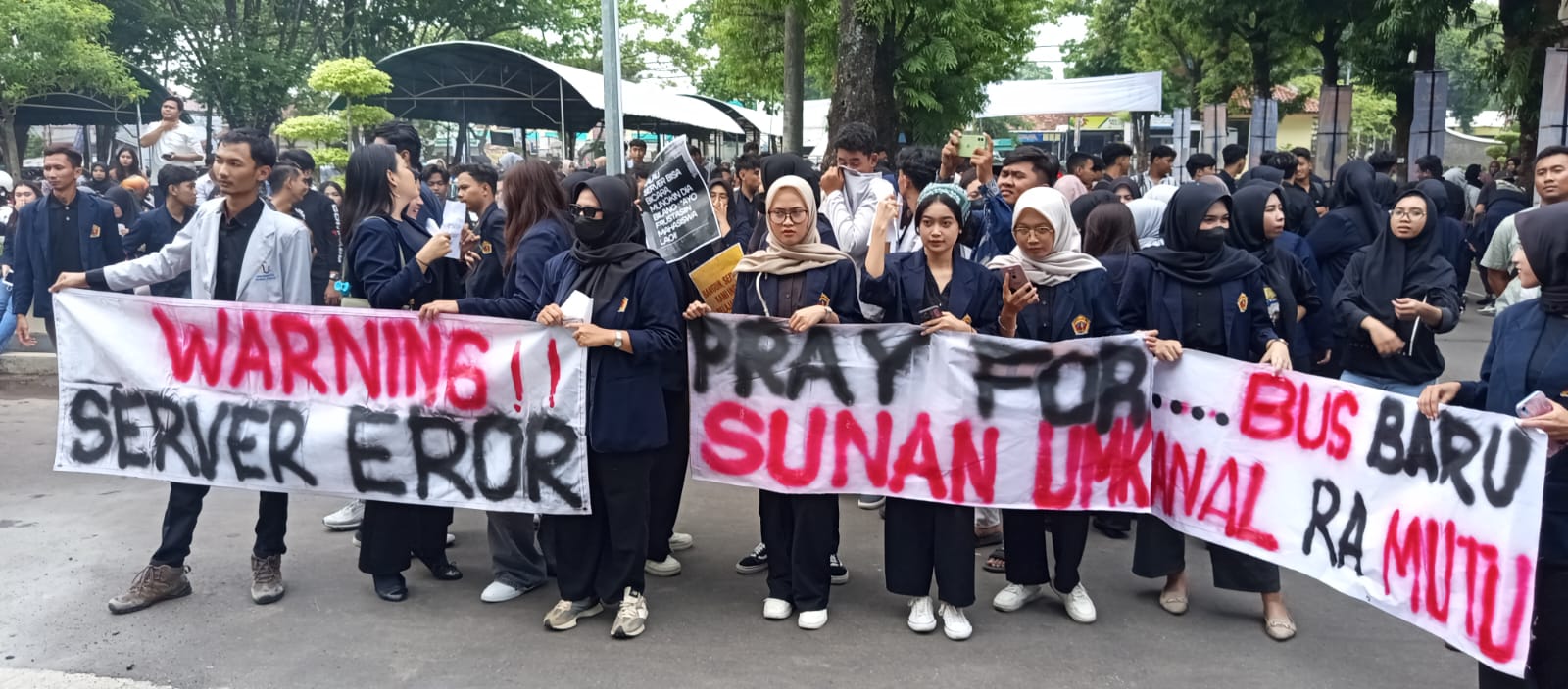 Kesal Buruknya Server Kampus, Mahasiswa Universitas Muria Kudus Berunjuk Rasa Segel Gedung LSI  