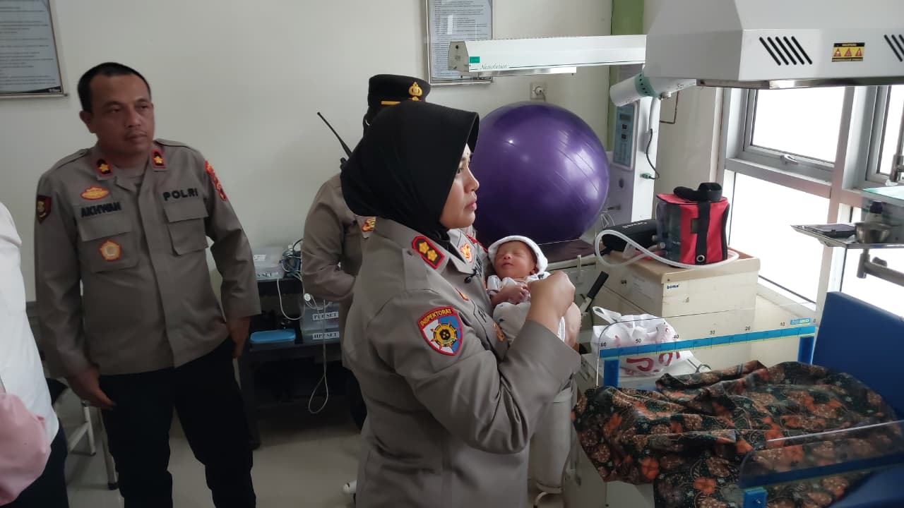 Kapolres Pekalongan Kota Beri Nama Arya pada Bayi yang Ditemukan di Terminal  