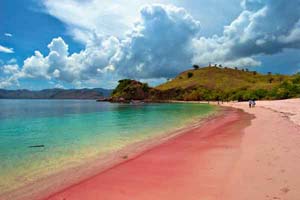 7 Pantai dengan Pasir Pink di Indonesia, Sensasi Baru untuk Menyambut Tahun Baru