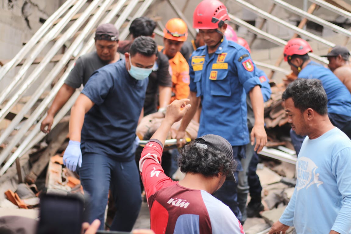 Toko Bangunan Roboh di Pasar Kliwon, Pemilik Diduga Abaikan Standar Konstruksi