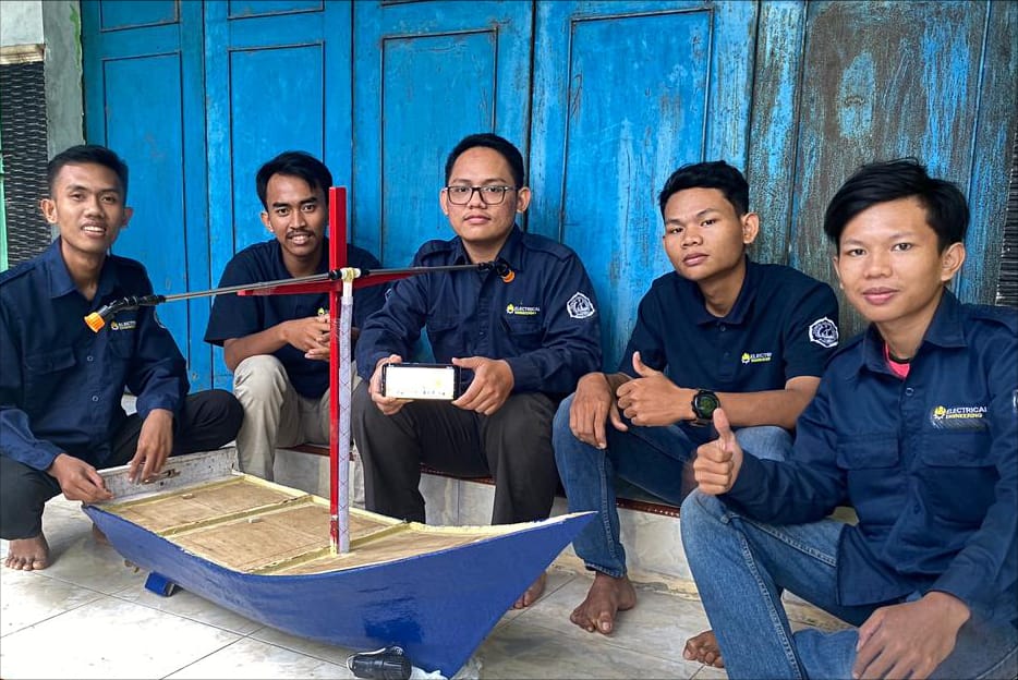 Mahasiswa Poltek Harber Tegal Ciptakan Perahu Penyiram Bawang Merah
