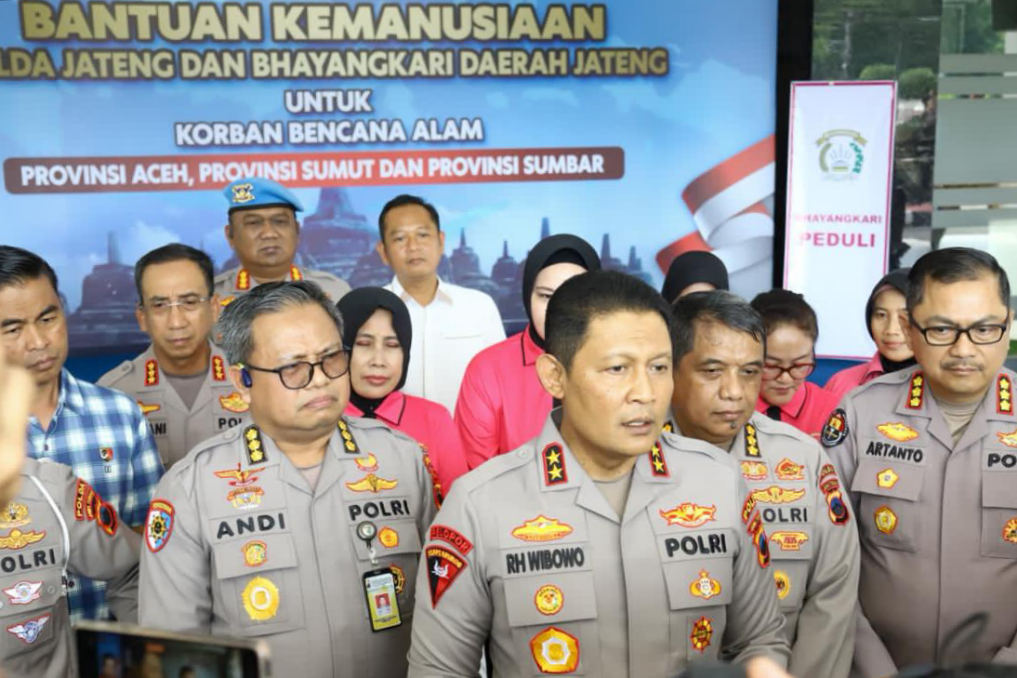 Polda Jateng Kirim 5 Truk Bantuan dan Tenaga Medis untuk Korban Bencana di Sumatera