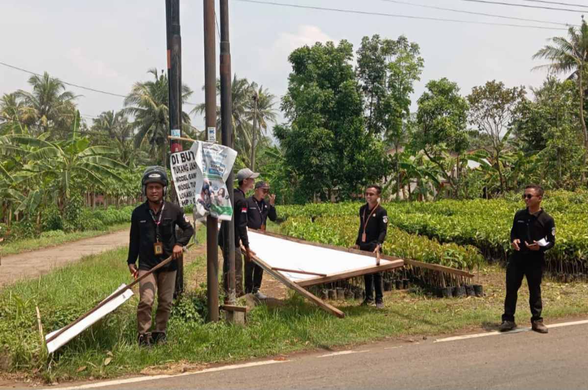 Melanggar, Panwascam Kemiri Tertibkan Ratusan Alat Peraga Kampanye