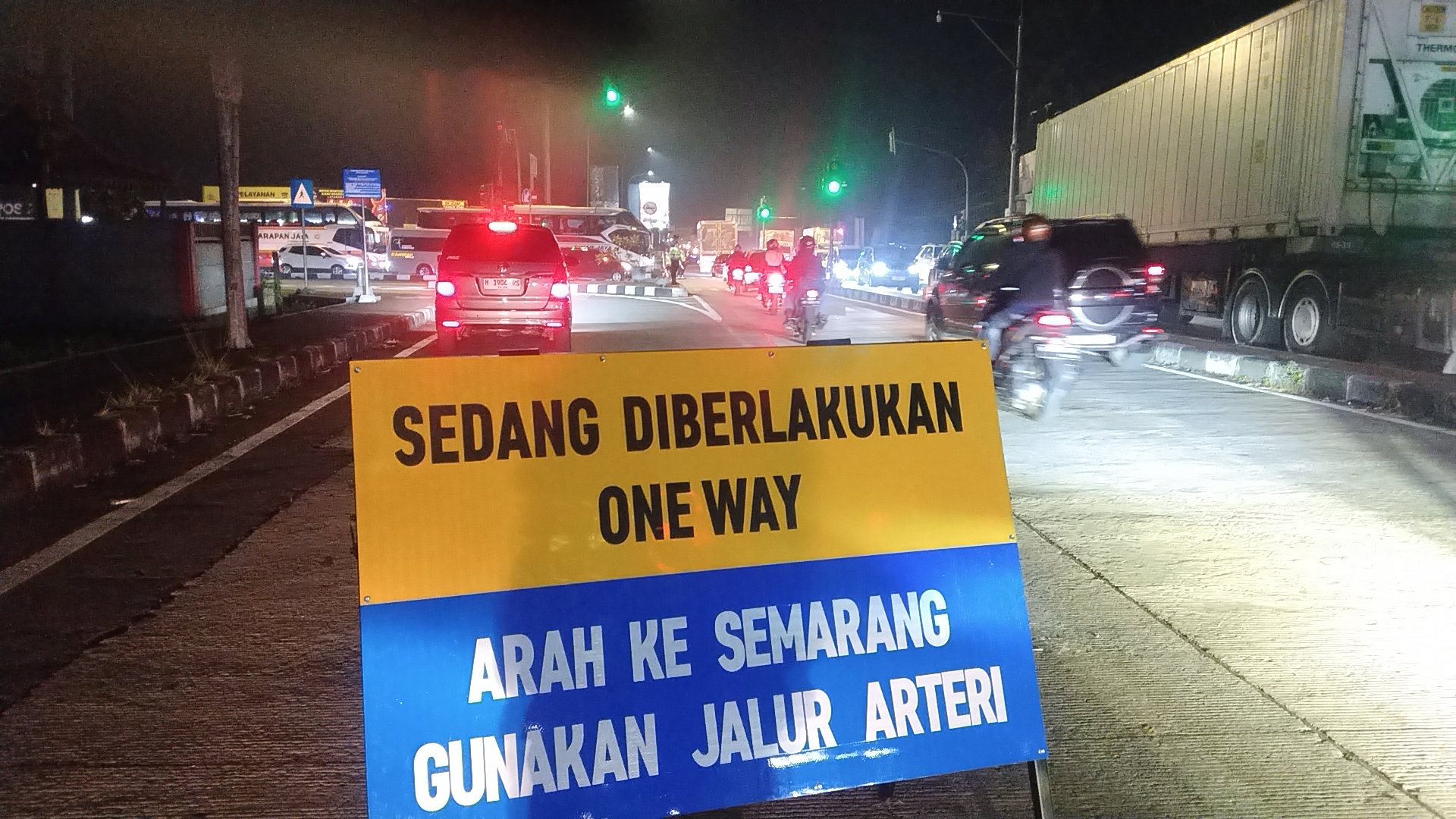 Buntut One Way Lokal Diperpanjang, Exit Tol Hingga Terminal Tingkir Salatiga Macet Parah