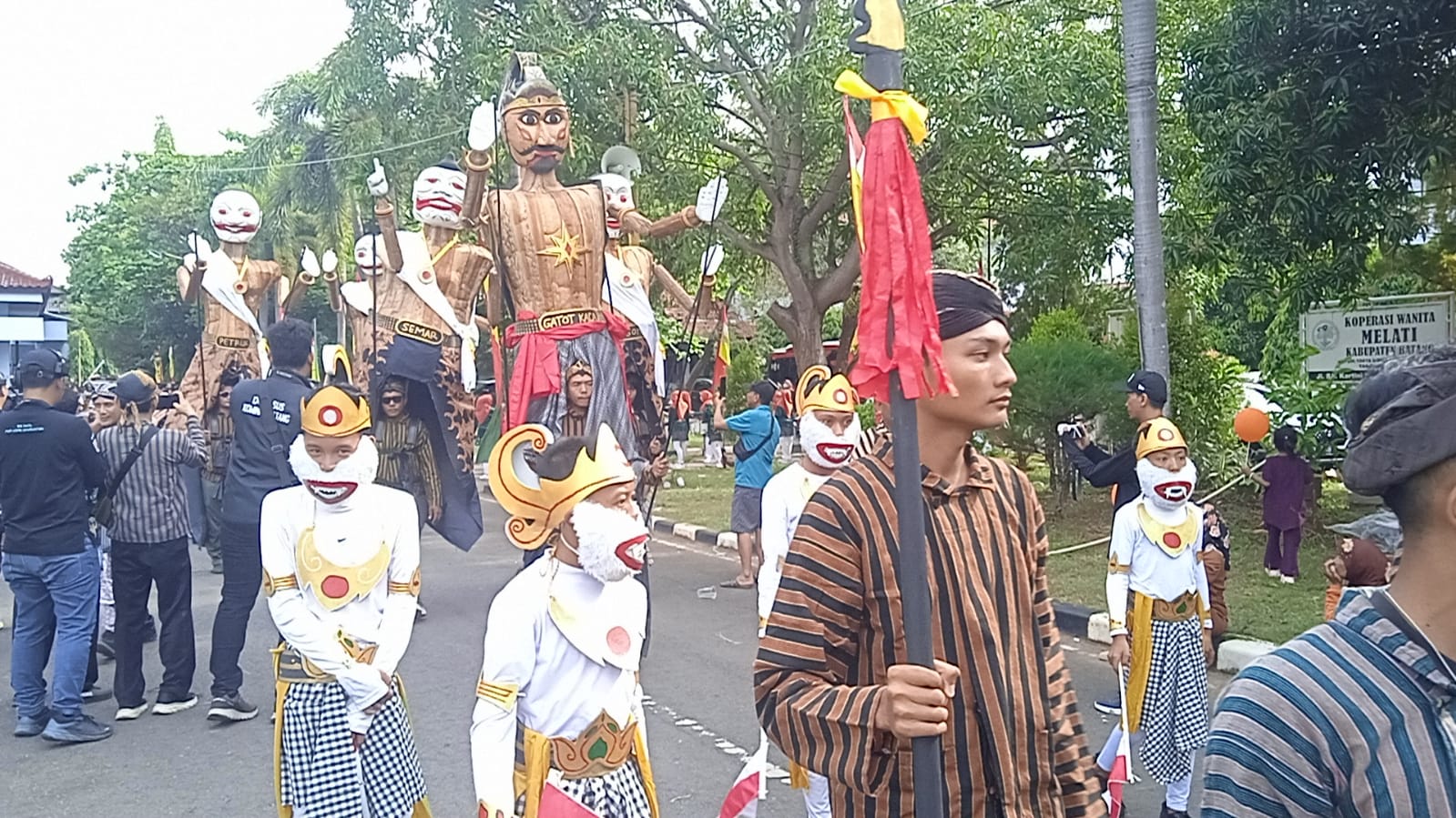 Kirab Budaya HUT ke-60 Batang, 17 Gunungan dan Sawur Jadi Daya Tarik