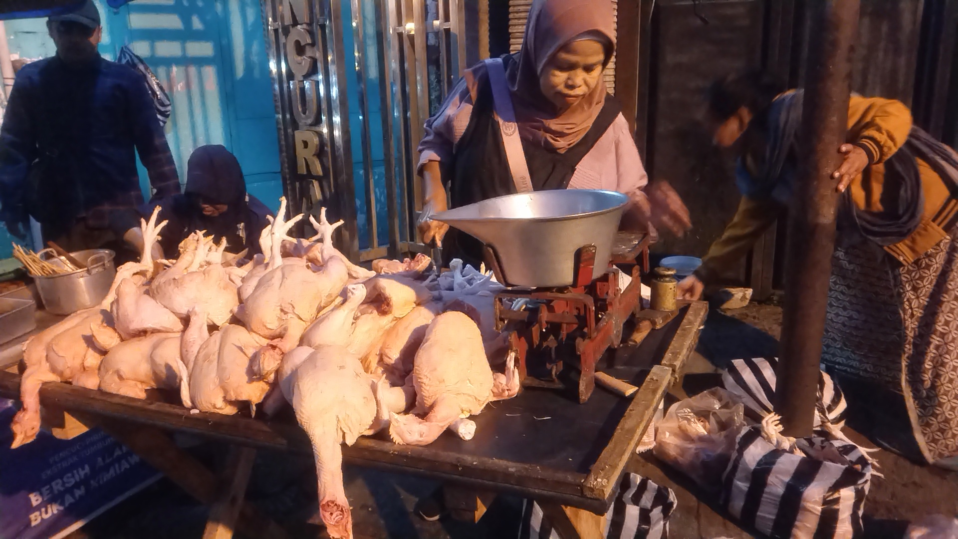 Harga Ayam Potong Merosot Tajam, Pedagang Sebut Imbas Program MBG Libur