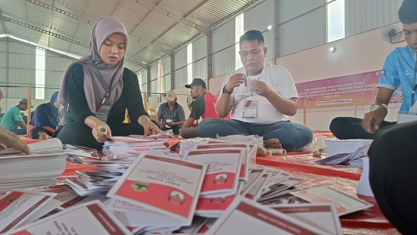 KPU Kota Pekalongan Mulai Sortir Lipat Surat Suara, Libatkan Disabilitas dan Warga Lokal 