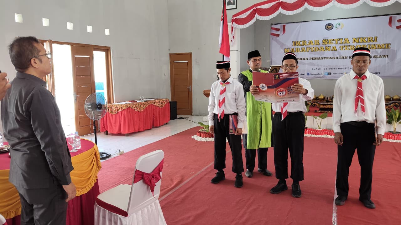 Dari Balik Jeruji, Napiter Ucap Janji Setia NKRI, Cium Merah Putih dan Teken Ikrar di Lapas Slawi Tegal