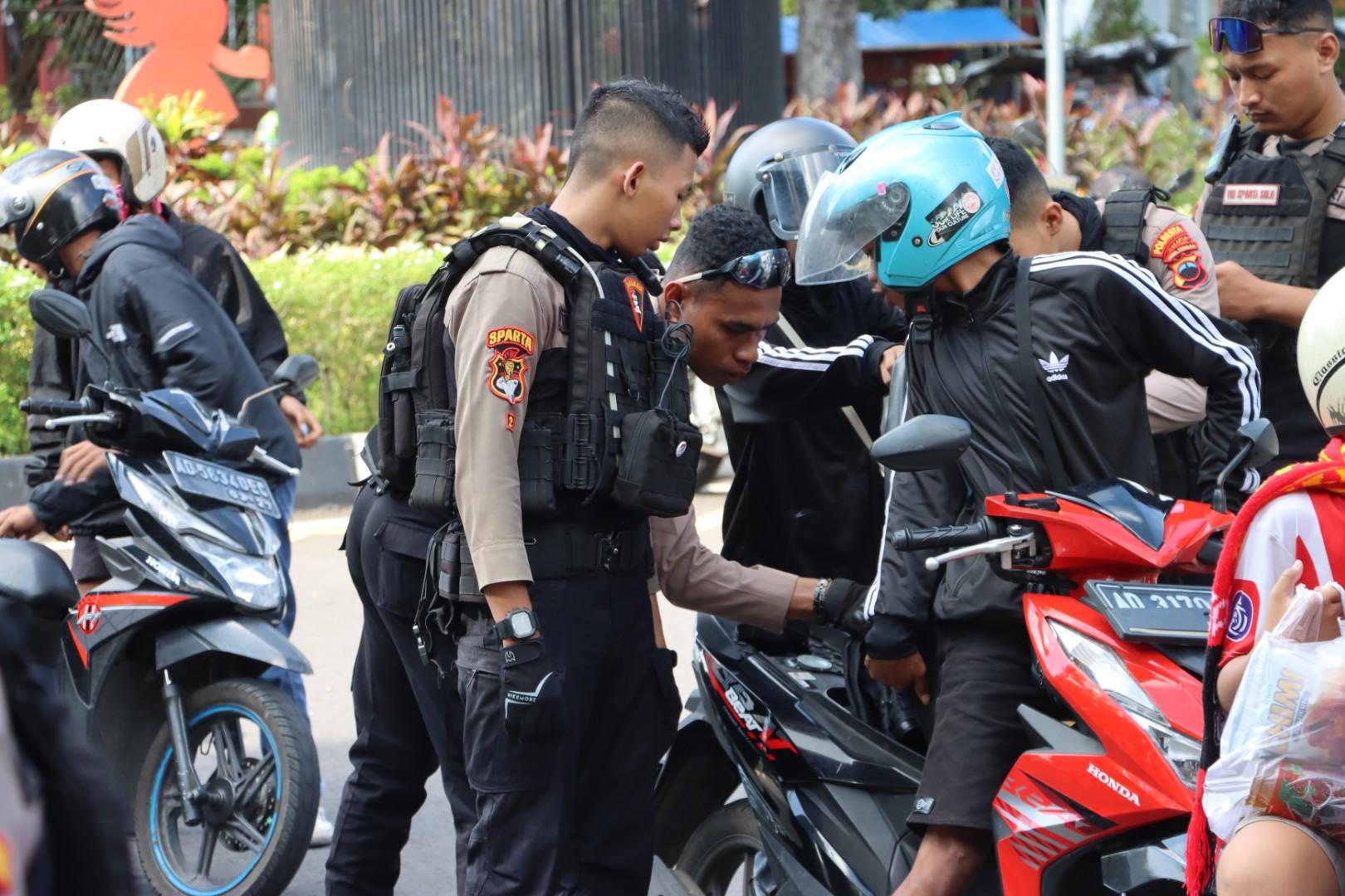 Polisi Amankan 38 Suporter Persis Solo karena Membawa Miras dan Flare