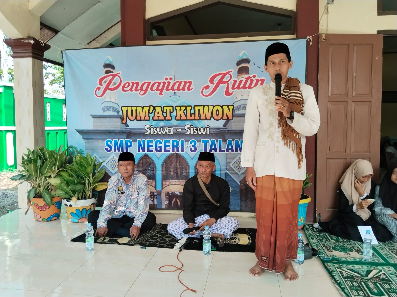 Warga SMP Negeri 3 Talang Kabupaten Tegal Peringati  Maulid Nabi Muhammad SAW