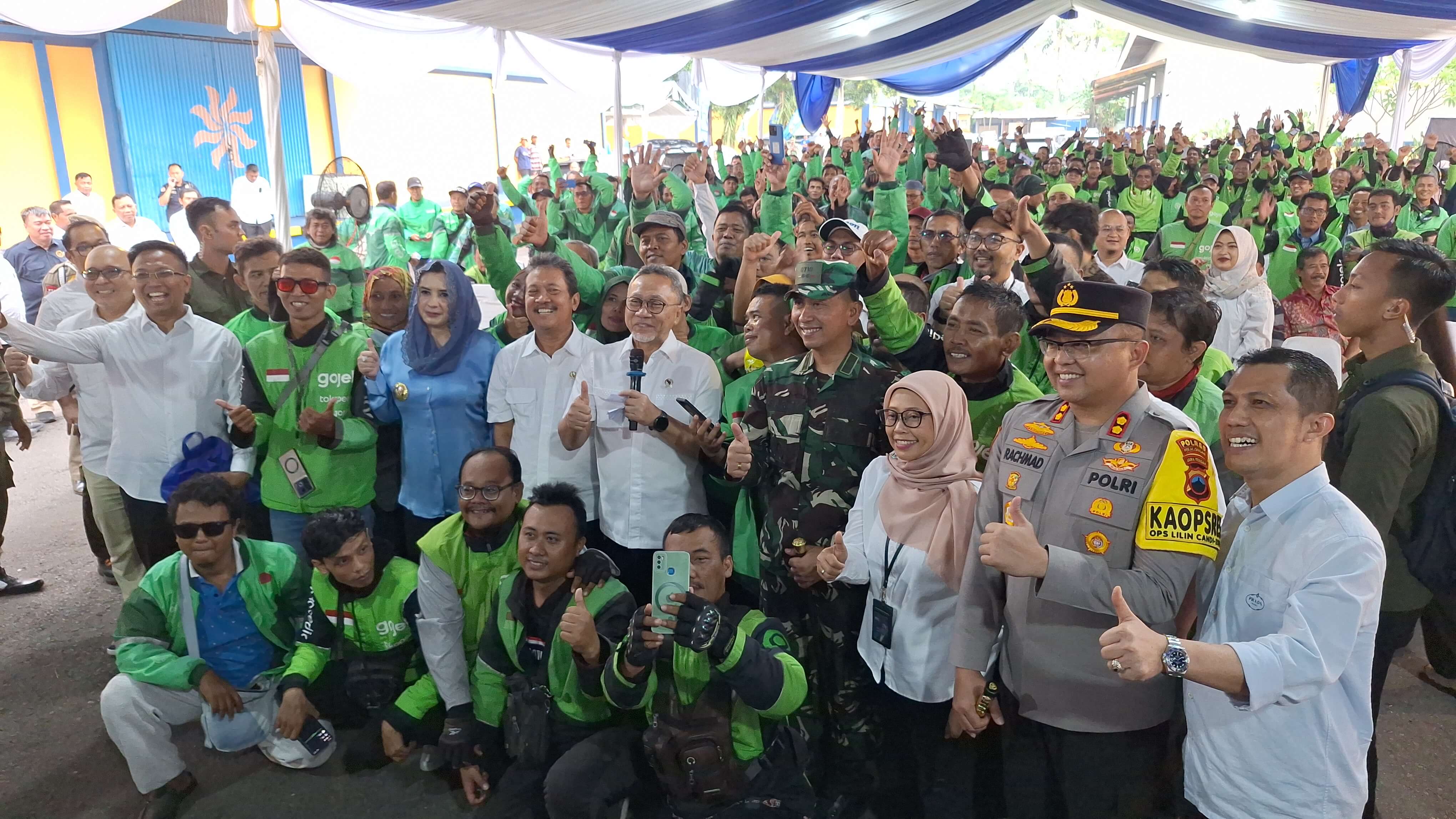 Zulkifli Hasan Bagikan Beras dan Uang Tunai ke Ratusan Ojol Pekalongan