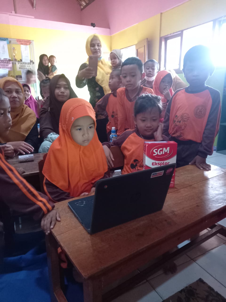 Alfamart dan SGM Eksplor Salurkan Bantuan Untuk TK Pertiwi Kesadikan di Kabupaten Tegal Dan 5000 Anak dari Sab