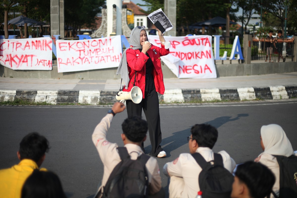Demo Mahasiswa Pecah di Pusat Kota Tegal, Kritisi Program Prabowo-Gibran