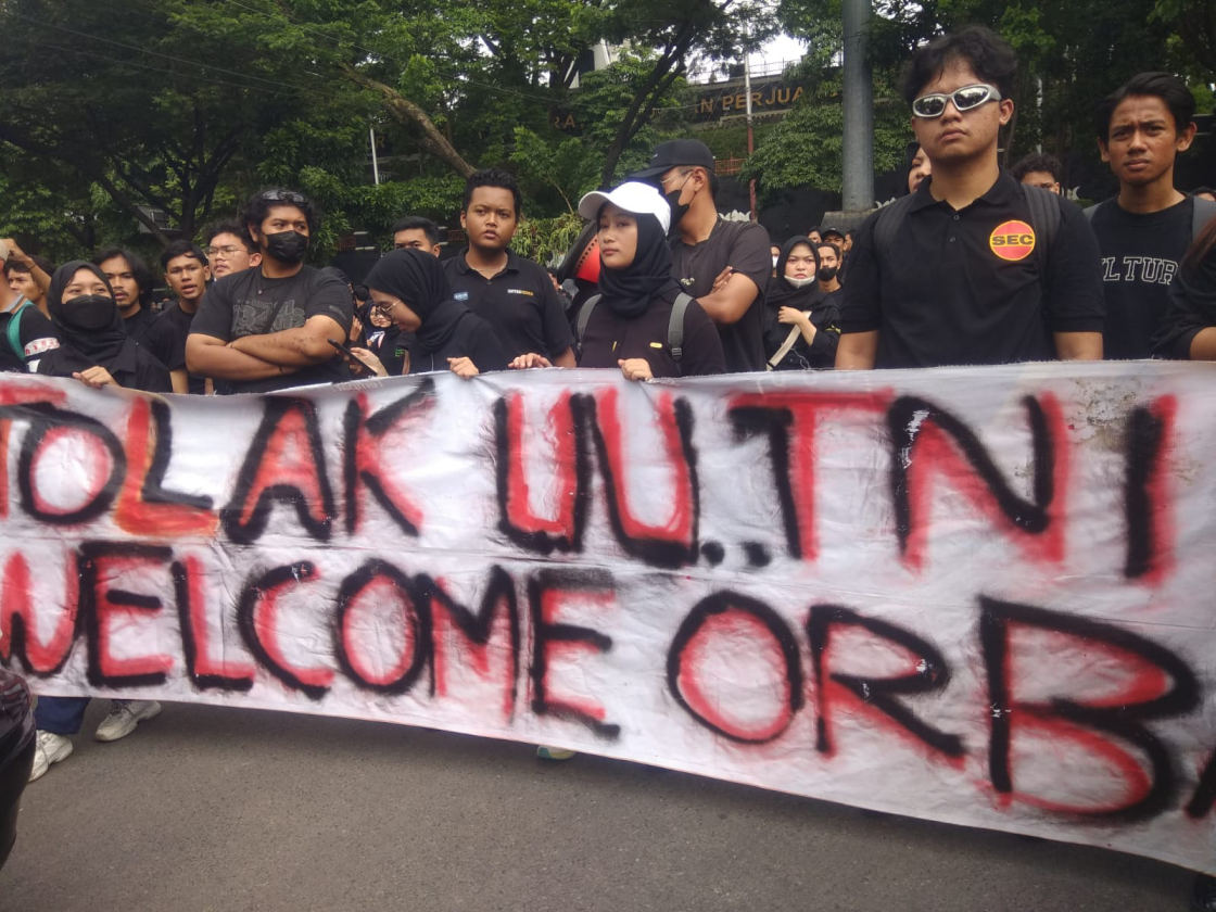 Demo Tolak UU TNI di Semarang Berujung Ricuh, Aparat Tembakkan Gas Air Mata 