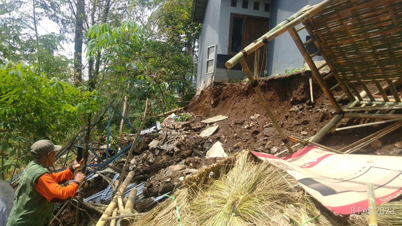 Hujan Deras, Tiga Desa di Kabupaten Tegal Dilanda Longsor