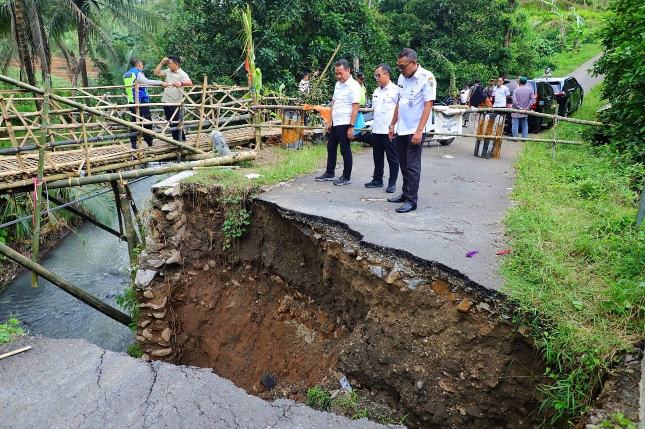 Jembatan Utama Gebog Ambrol, Warga Menawan Kudus Terisolir 