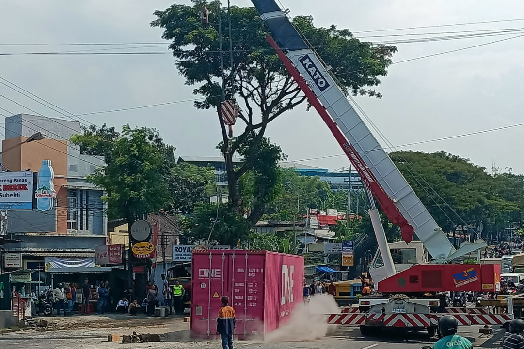 Truk Kontainer Terguling di Silayur Semarang, 3 Korban Luka Dirawat di RS Permata Medika