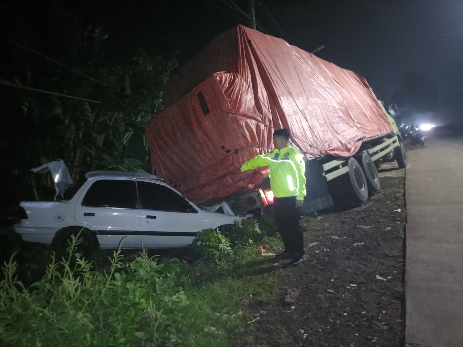 Kecelakaan Tragis, Sopir Tertabrak Truk Trontonnya Sendiri di Pantura Batang