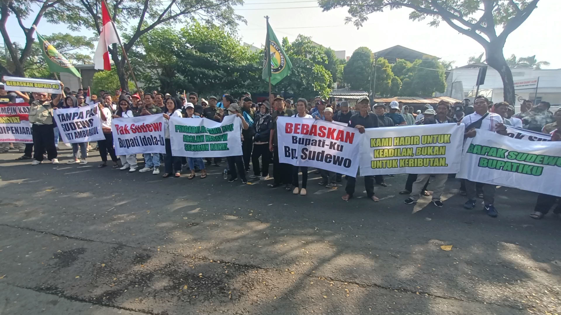 Pendukung Sudewo Gelar Aksi Damai di Depan Pengadilan Tipikor Semarang