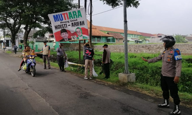 Masa Tenang, Polres Semarang 'Kawal' Penertiban APK Paslon Hingga Kepelosok Desa