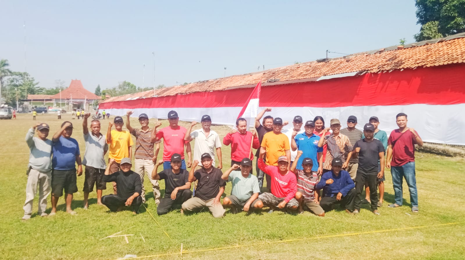 Meriahkan HUT Kemerdekaan dan Tananamkan Jiwa  Nasionalisme,  Warga Desa Pamutih Kibarkan Bendera Raksasa 