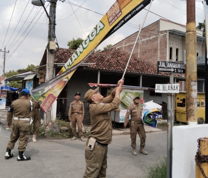 Satpol PP Kabupaten Tegal Copot Puluhan Reklame, Kenapa?