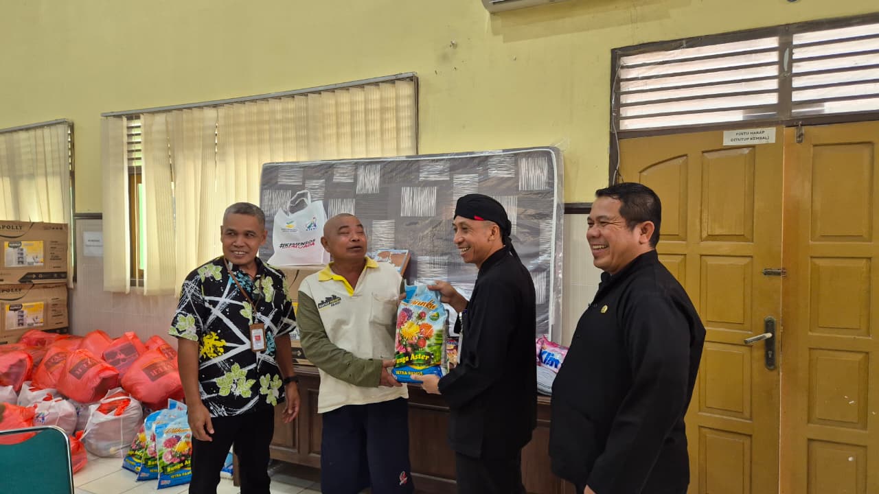 Salurkan Bantuan Atensi Sentra Terpadu Kartini 