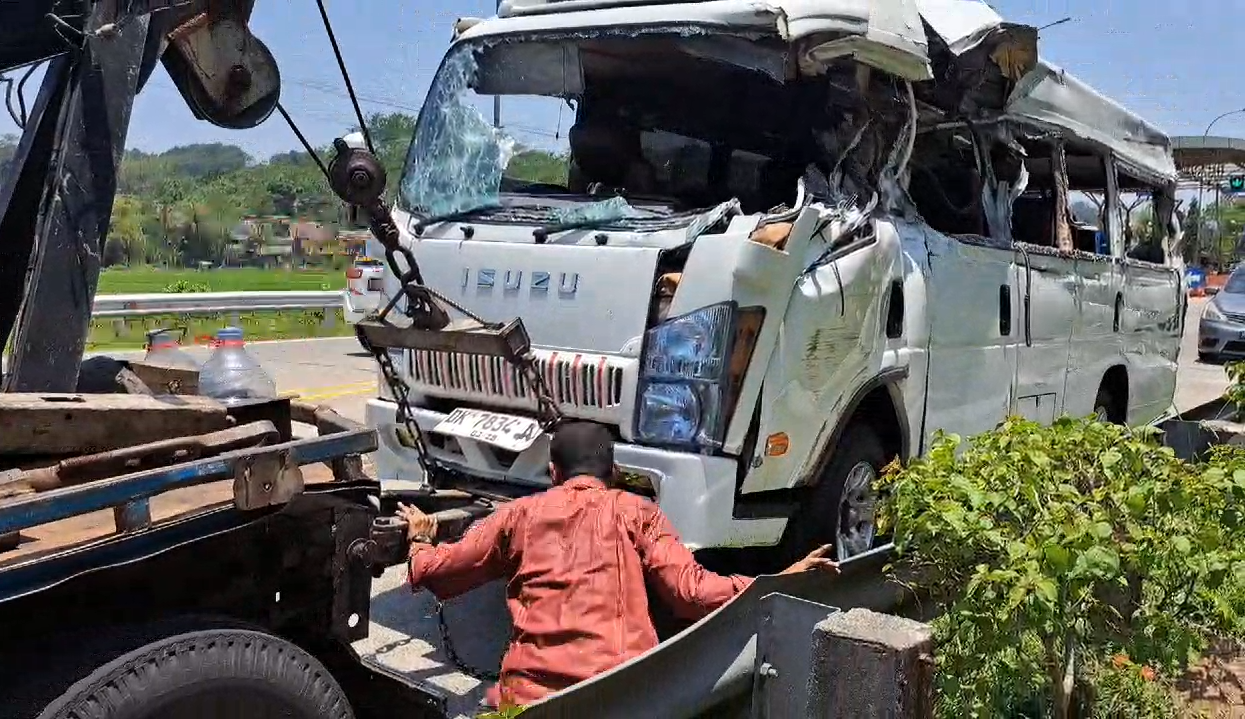 BREAKING NEWS: Bus Rombongan Santri Terguling di Tol Ungaran, 4 Meninggal Dunia 11 Terluka