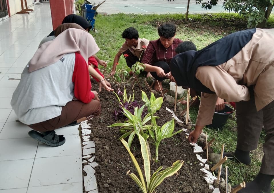 SMK Insan Mulia  Kramat Kabupaten Tegal Gelar Penghijauan  ‎