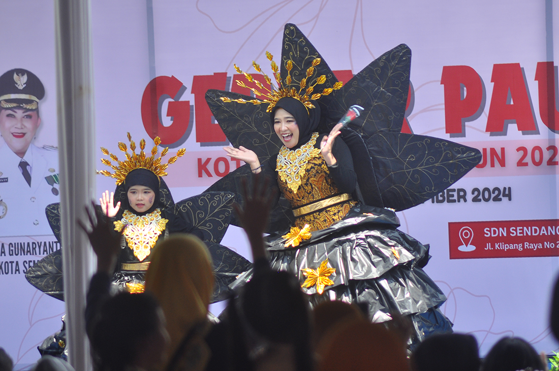 1,5 Bulan Ciptakan Gaun Daur Ulang Sampah, Ita dan Muridnya Inara Tampil Anggun pada Fashion Show Gebyar PAUD