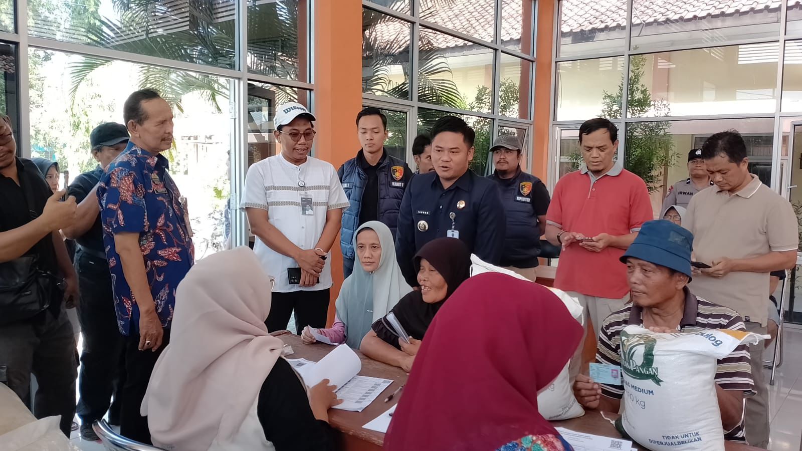 Bupati Tegal Sidak Pendistribusian Bantuan Pangan Beras 