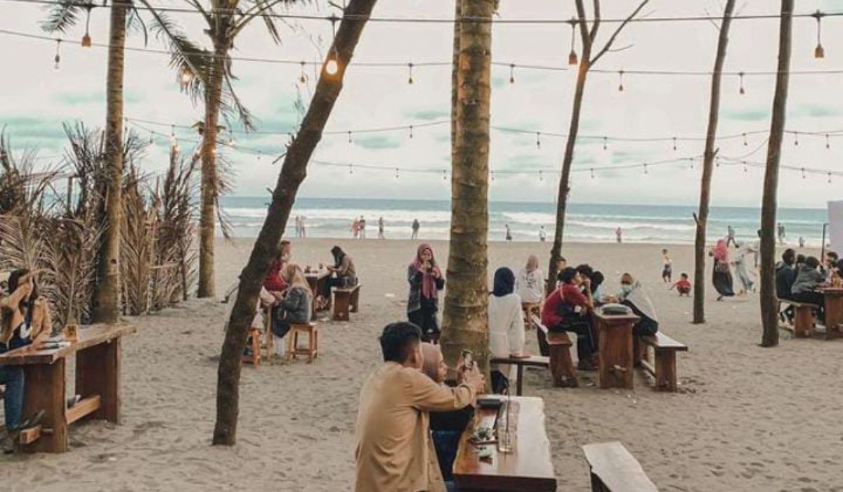 Nyantai di Hamparan Pantai, Berikut Kafe View Laut di Cilacap dengan Suasana yang Tenang