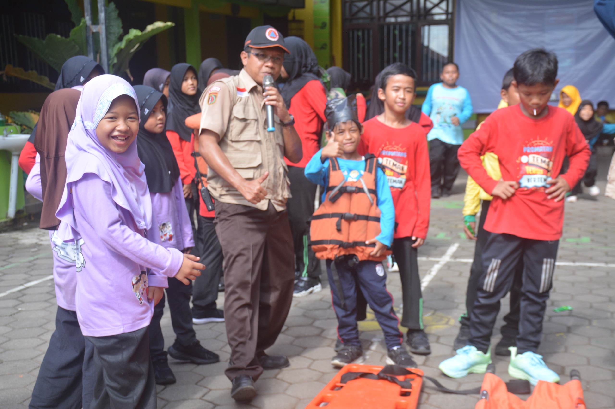 BPBD Batang Latih Siswa SD di Batang Hadapi Bencana, dari Simulasi hingga Aplikasi InaRISK