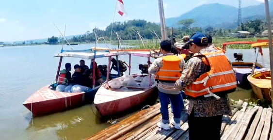 Uji Kualitas di 14 Titik Anak Sungai, Air Rawa Pening Tercemar Sedang