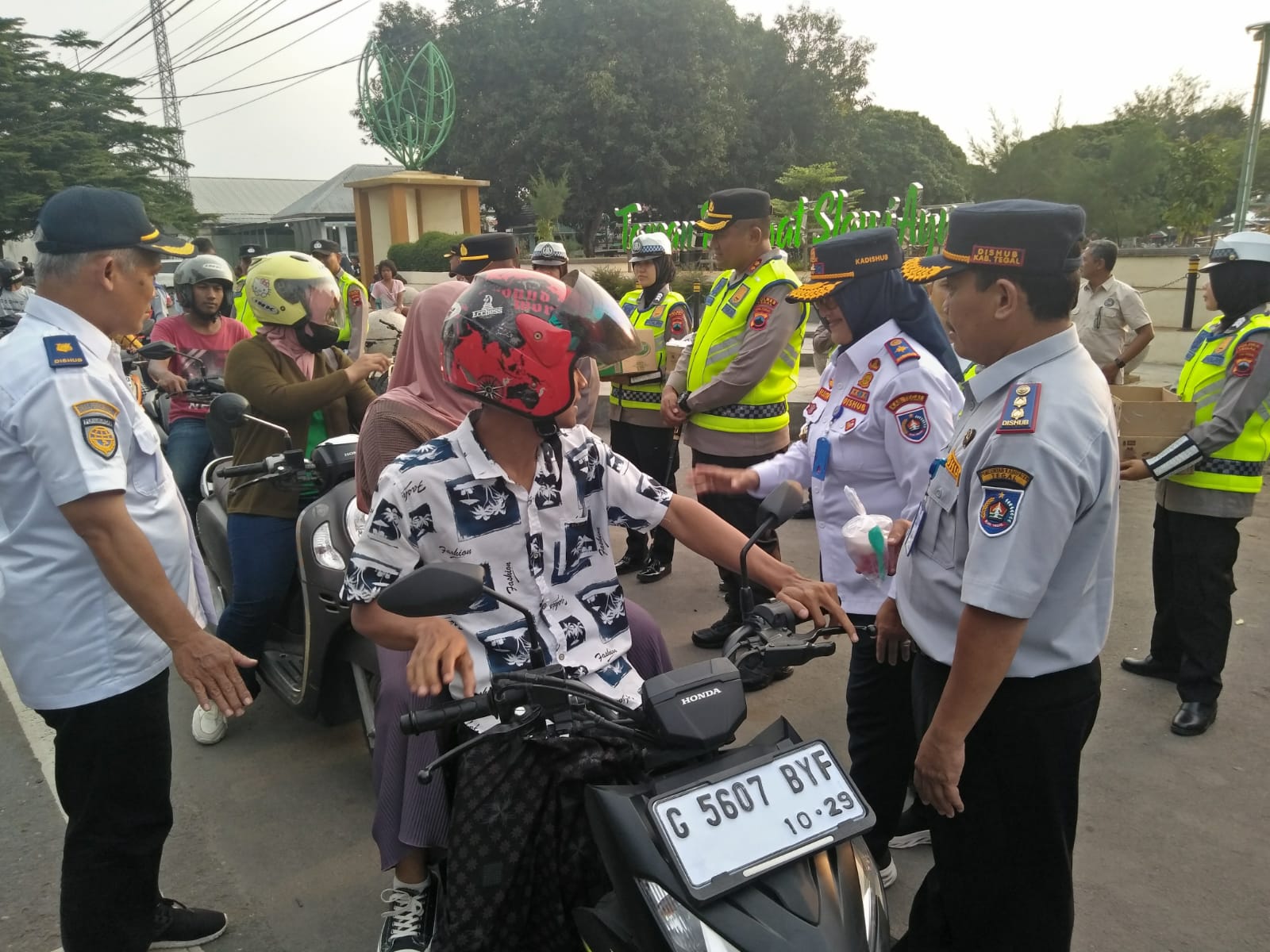 Polres Tegal dan Dishub Sinergi Bagikan Takjil Untuk Pengguna Jalan