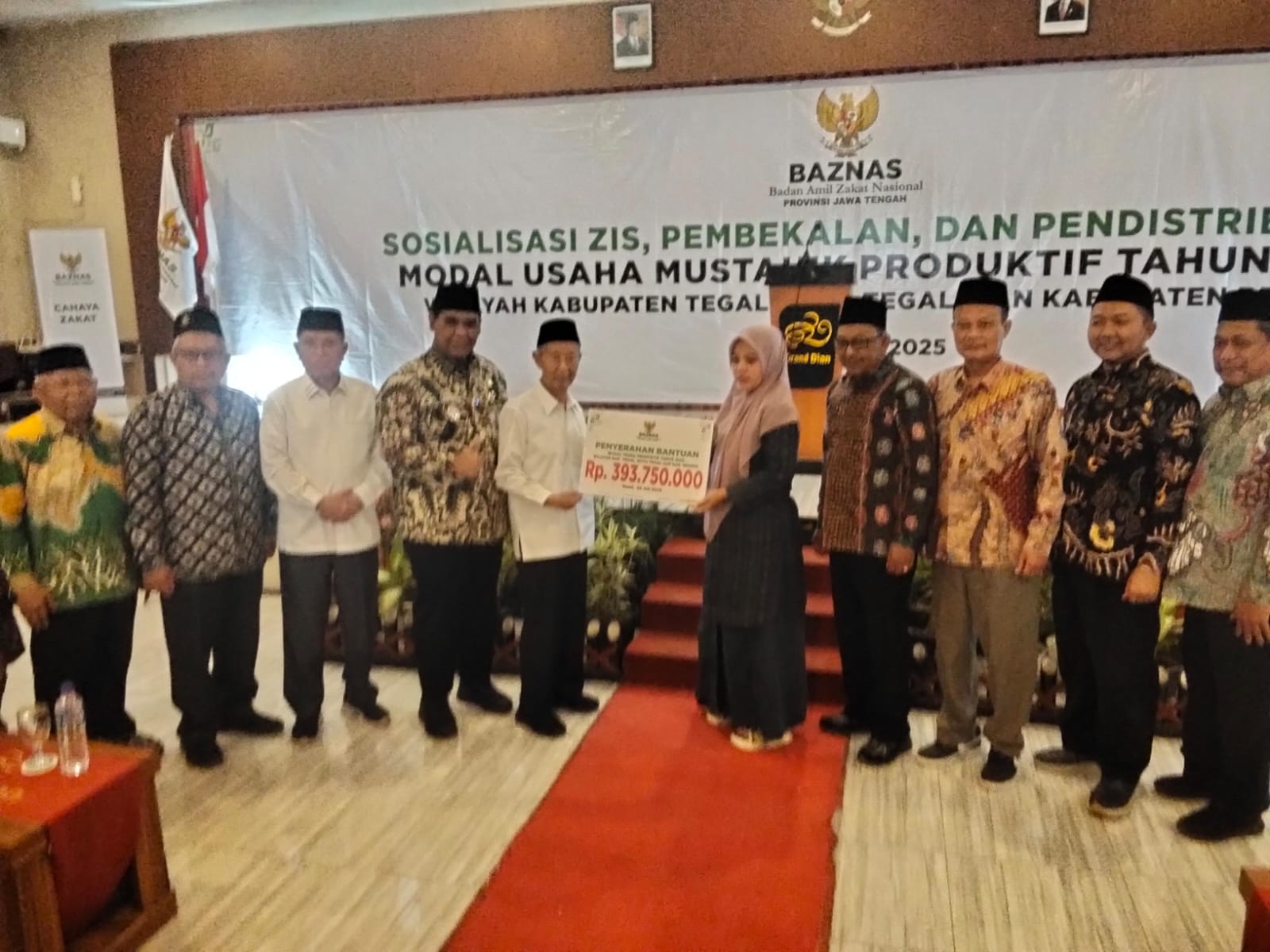Serahkan Bantuan Modal Usaha Mustahik Produksi Binaan Baznas
