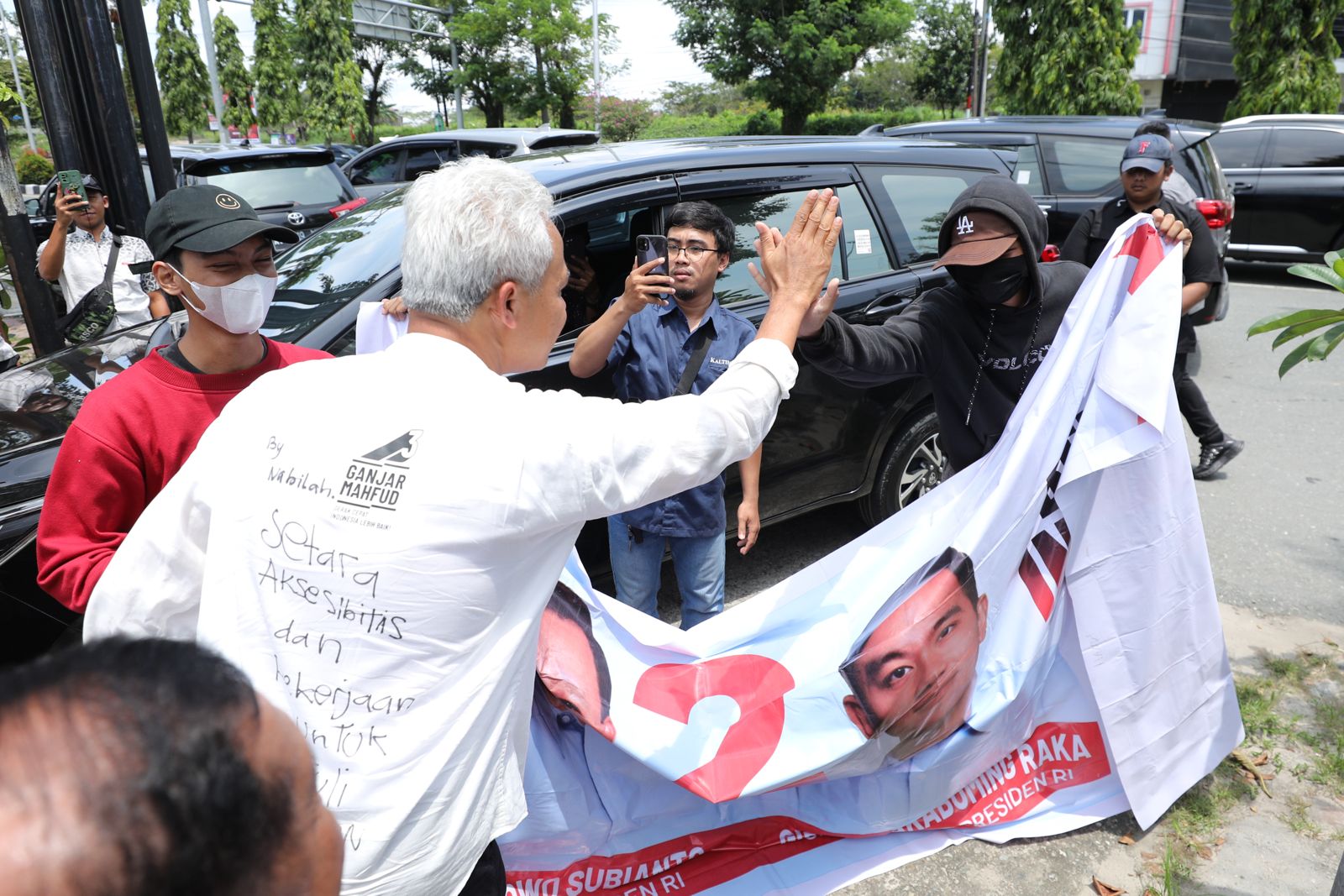 Ganjar Pranowo Ajak Makan pendukung Prabowo yang Menghadangnya 