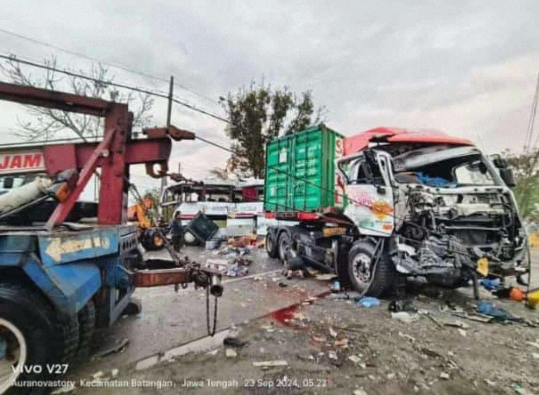 Kecelakaan Beruntun di Pati, Tronton, Mobil Pribadi dan Sepeda Motor Rusak Parah 